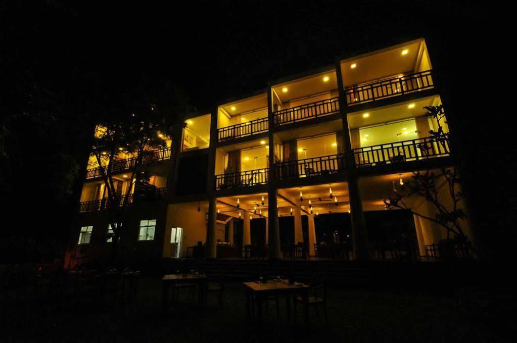 Yala Oga Reach Hotel Tissamaharama Exterior photo